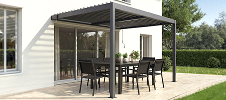 Pie sienas bioklimatiskā pergola